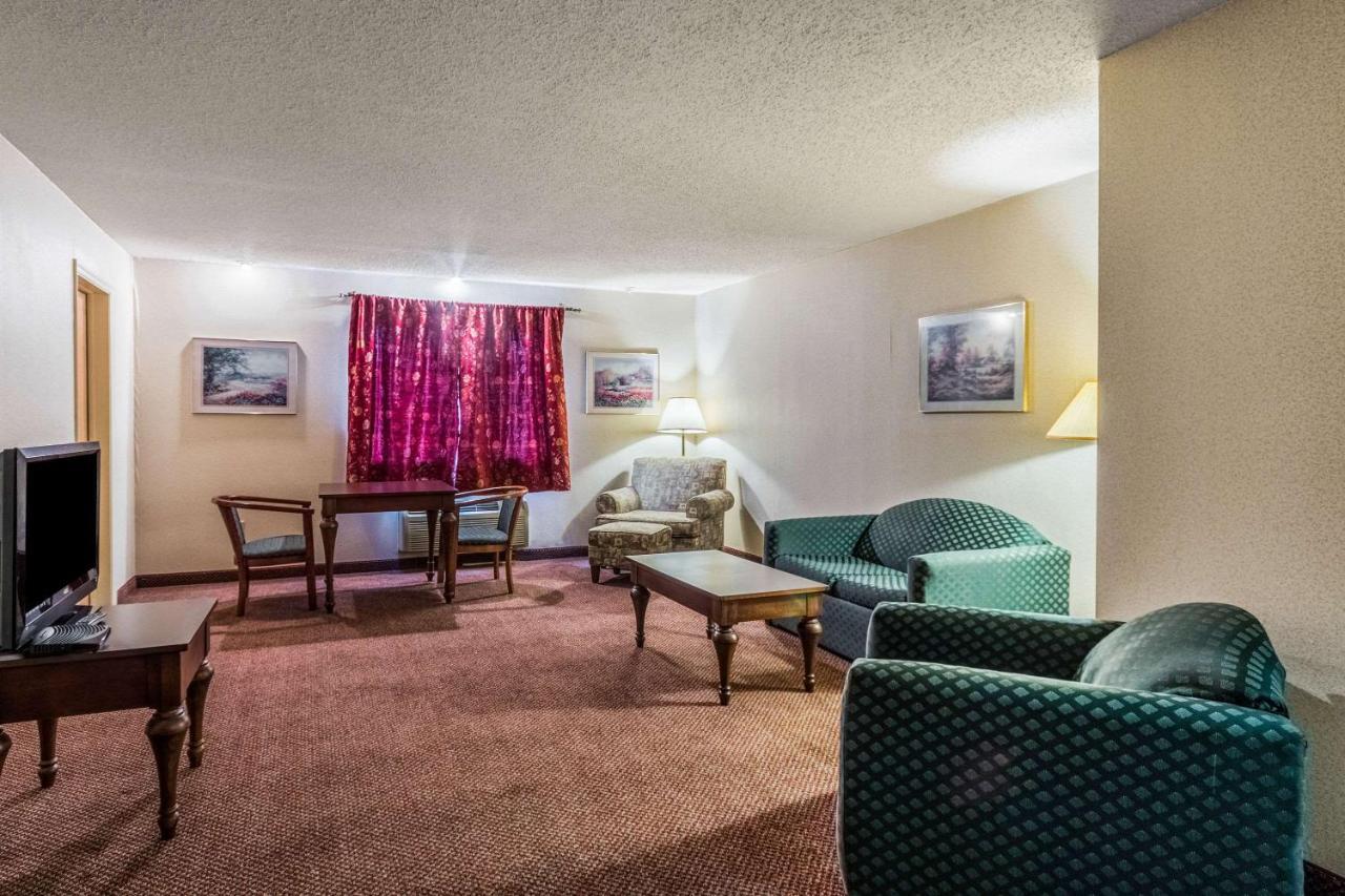 Quaint Inn & Suites McHenry Eksteriør bilde